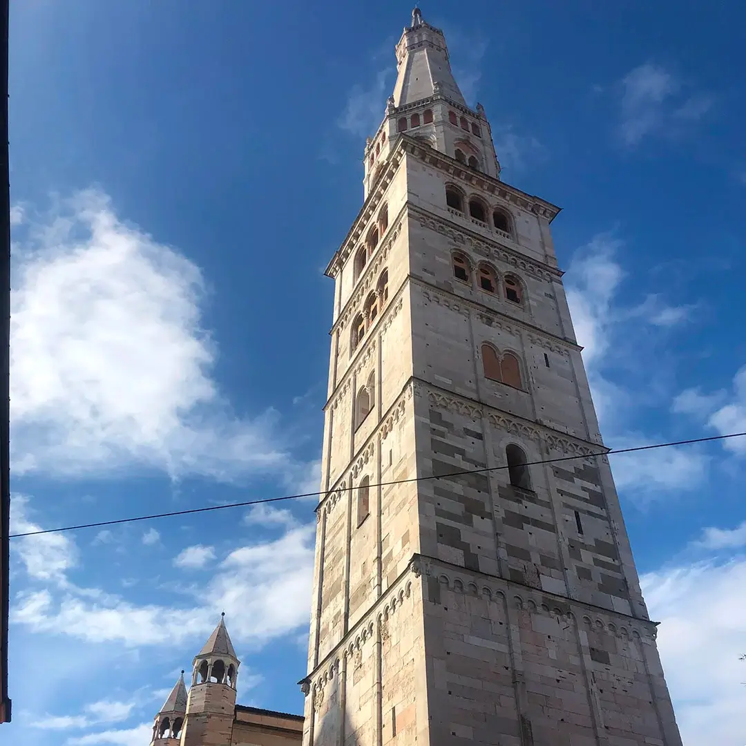 Vista della ghirlandina di Modena