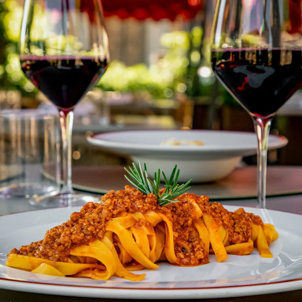 Foto di un piatto di tagliatelle a ragù alla bolognese al ristorante al castello di castelvetro