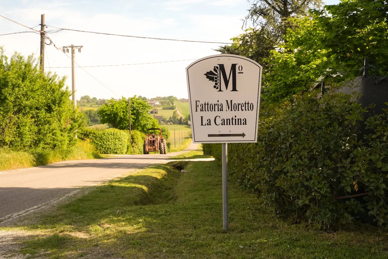 Foto cartello nel verde ingresso Fattoria Moretto