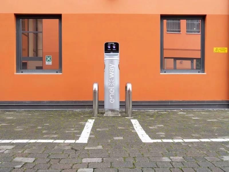 Colonna ricarica veicoli elettrici